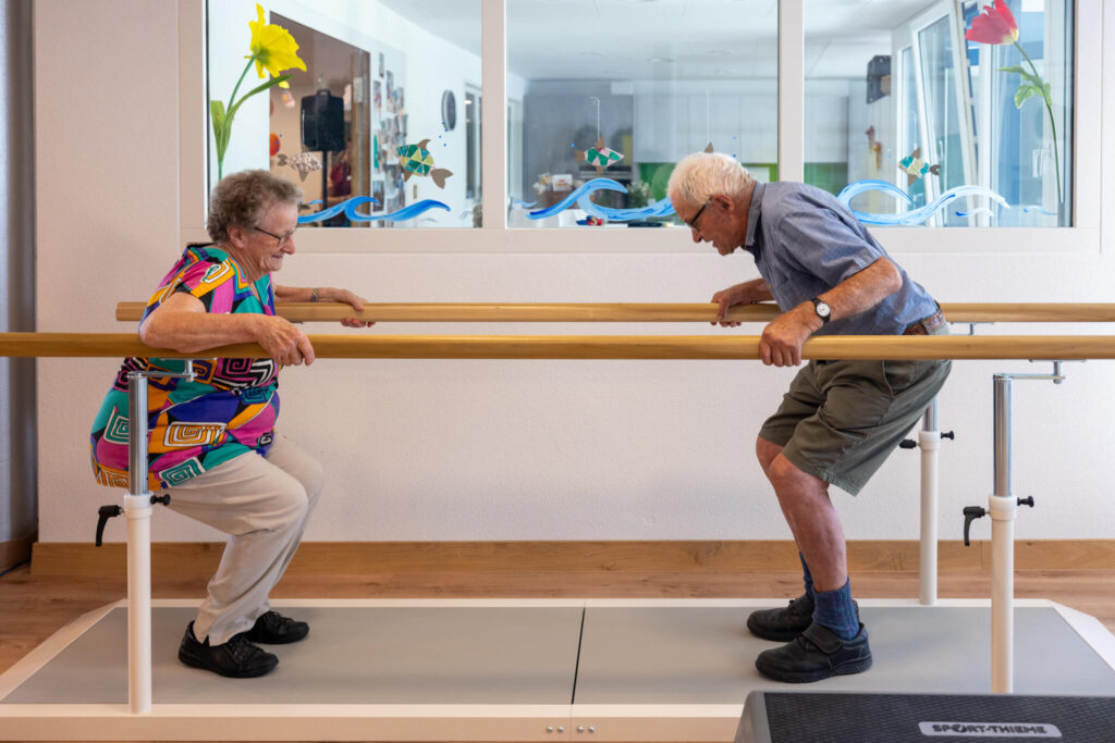 Zwei Personen bei Fitnessübungen am Barren in der neuen Fitnessarena des Violino.