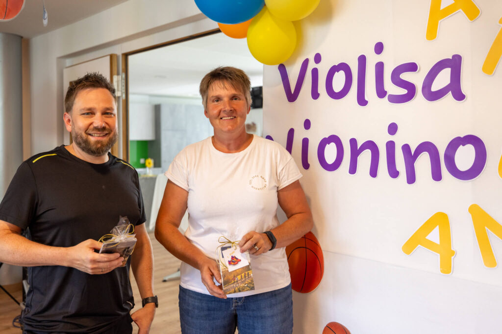 Gruppenbild Gewinnerin und Gewinner der Walk-to-Work Challenge im Violino.
