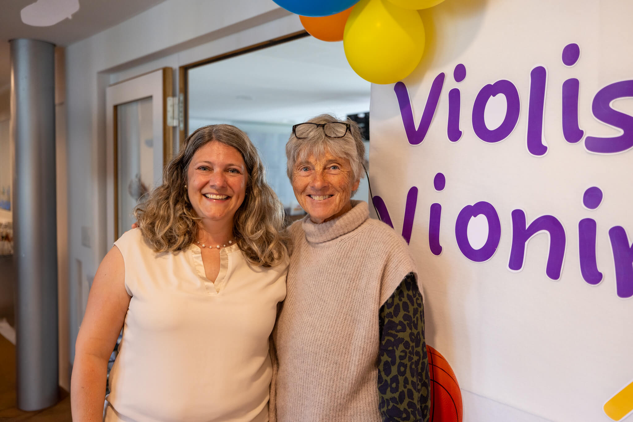 Skilegende Marie-Therese Nadig und Karin Meier, Sozialvorsteherin der Gemeinde Zell