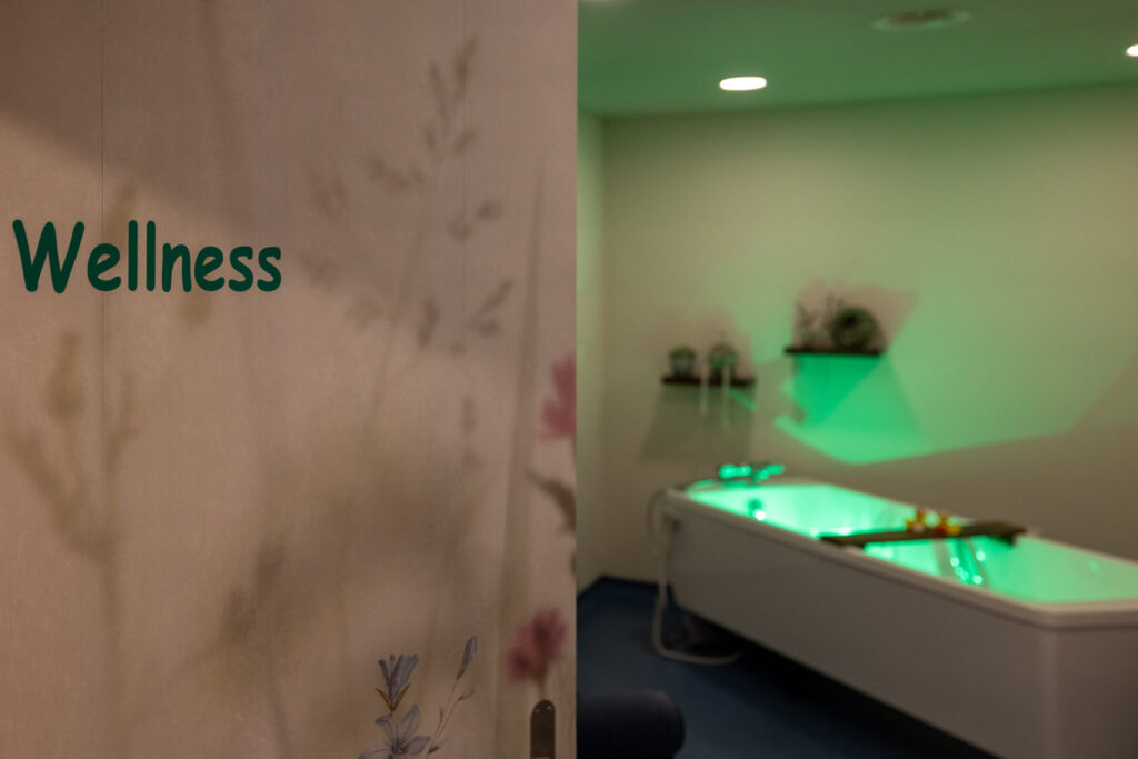 Blick in den neuen Wellnessraum mit Badewanne – ein Ort der Entspannung im Violino Zell.