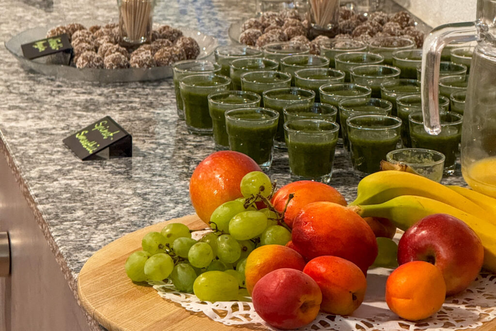 Nahaufnahme des Apéro-Buffets mit liebevoll angerichteten, gesunden Häppchen passend zum Fitness-Motto.